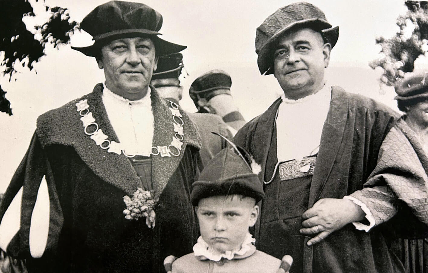 v.l.: Hermann Klöpfer und Stadtvogt Hermann Beutemüller mit Sohn Gerd, 1950