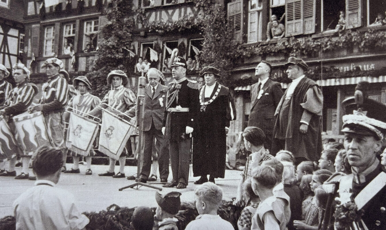 1951: Begrüßung der auswärtigen Gäste auf der Bühne neben dem Marktbrunnen, v.l.: Karl Ammann, Fritz Riederer, Hermann Klöpfer, BM Edmund Oest, Stadtvogt Hermann Beuttenmüller