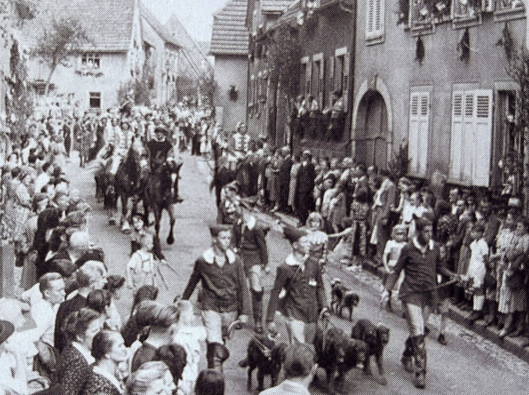 Der Peter-und-Paul-Umzug zieht hier mit der Jagdgruppe im Vordergrund durch die Friedrichstraße