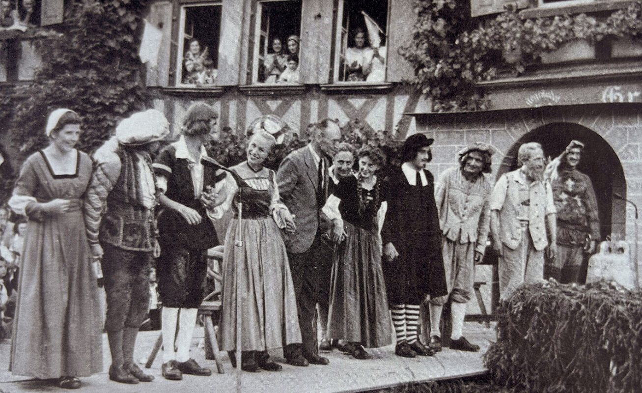 1950 wird das Theaterstück „Vier Freier um Barbara“ vor dem Marktbrunnen aufgeführt. 1951 wird das Festspiel „Einzug Kaiser Karl V Anno 1550 in Bretten“ gespielt.