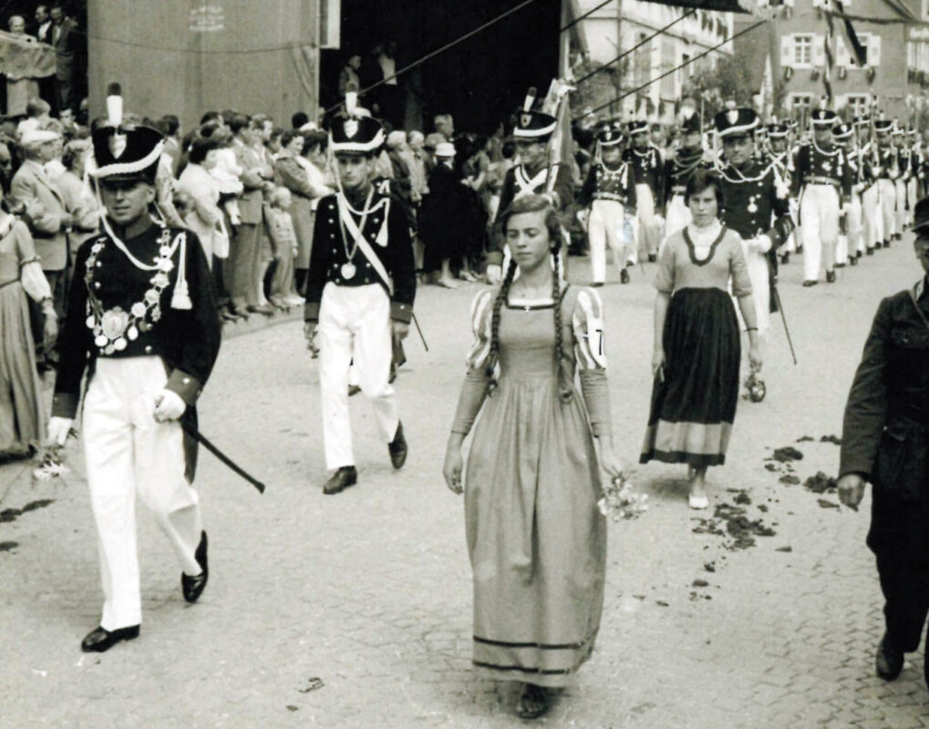 Links vorne sieht man den Schützenkönig, denn schließlich geht die Tradition des Volksfestes auf die mittelalterlichen Schießübungen, das Freischießen und das Schützenfest zurück.